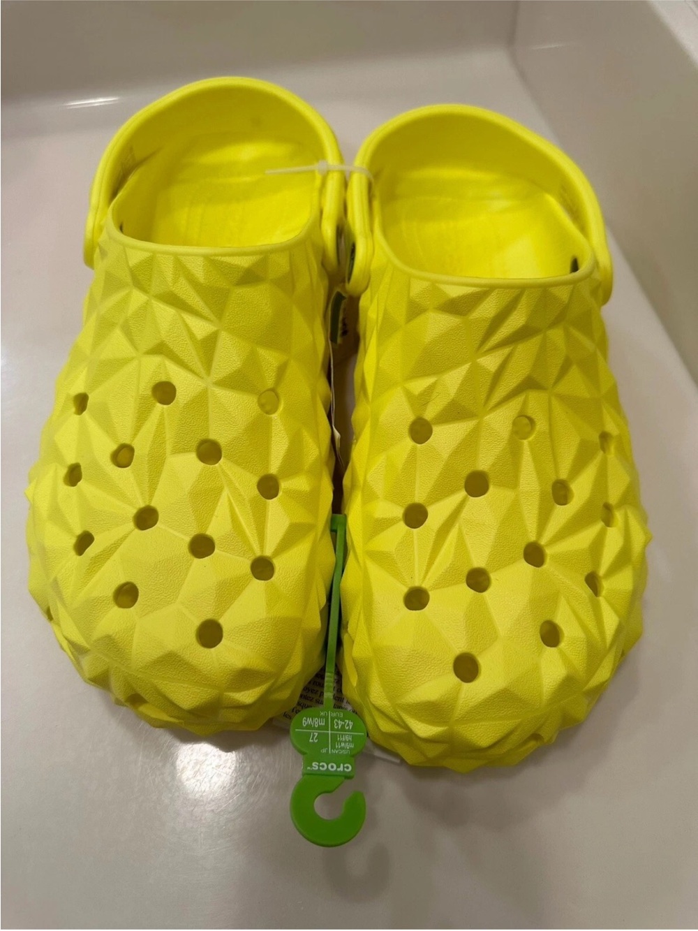 Crocs Classic Geometric Clog Comfort Shoe Bright Yellow Men Size 9 Women 11 NEW